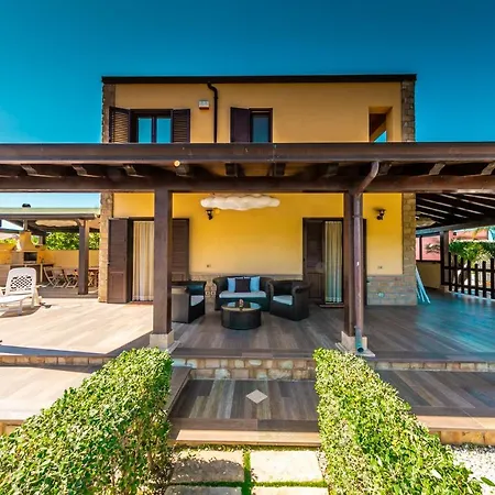 Luxury Villa *