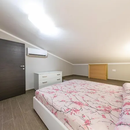 Luxury Lascari